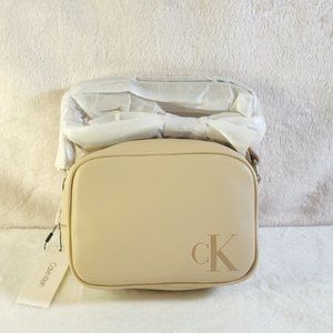 Calvin Klein Sculpted Mono Camera Bag / Shoulder Strap - FCM20